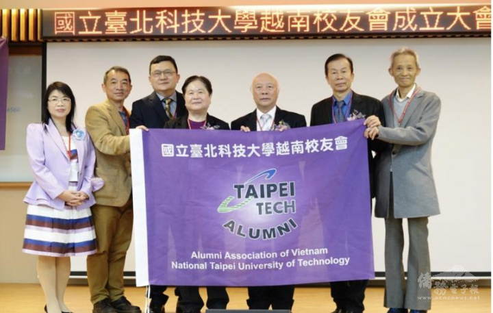 臺北科技大學越南校友會授旗儀式 ，(由左至右)秘書長曾美娘、會員林幸民會員、監事陳俊彥、總會長張水美、會長廖漢明、常務副會長黃聯豐、副會長康濟民