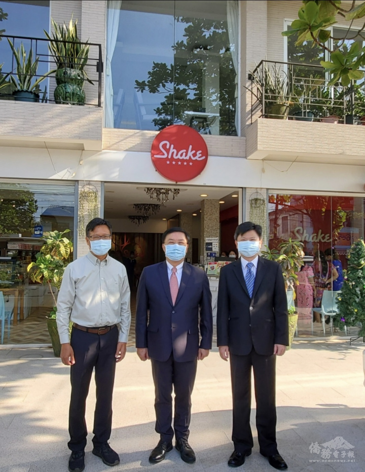 李朝成(中)、溫斯郎(左)及張文華(右)於南達貢分店門口合影