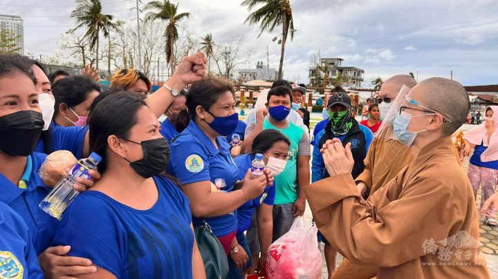 麥克坦島災民感謝菲律賓佛光人的善心義舉