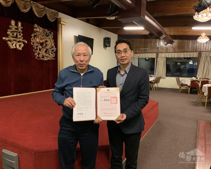 蘇上傑(右)頒發僑務榮譽職聘書