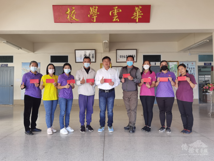 蔣慶國代表臺北東區扶輪社等贊助單位向教師發敬師金