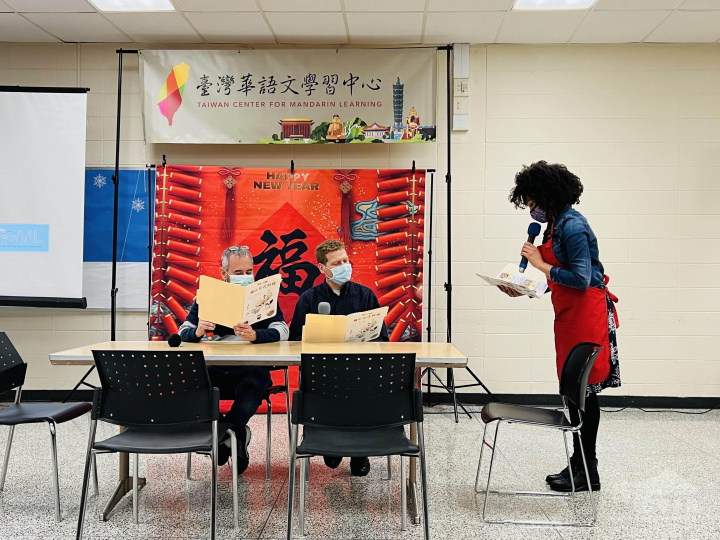 梅山中文學校臺灣華語文學習中心學生以在梅山臺式餐廳點餐的日常會話，展現學習成果