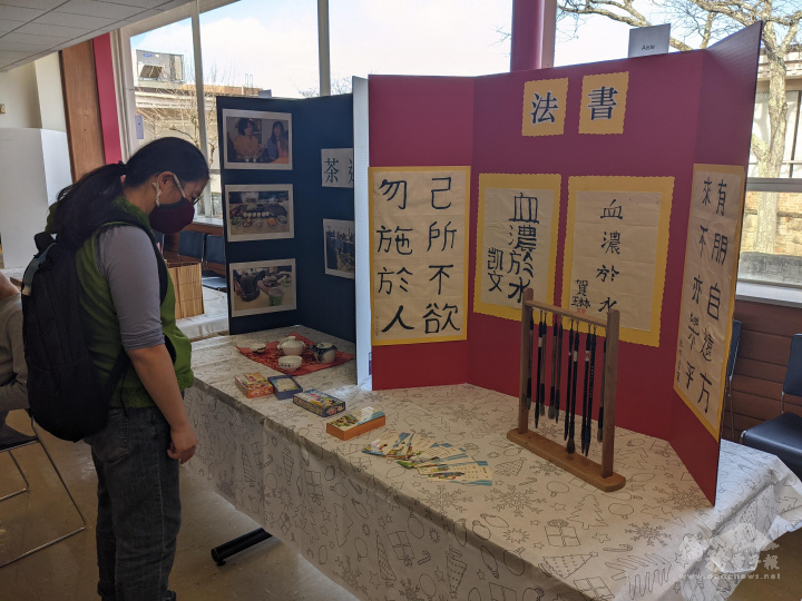 克里夫蘭臺灣華語文學習中心展示學生書法作品