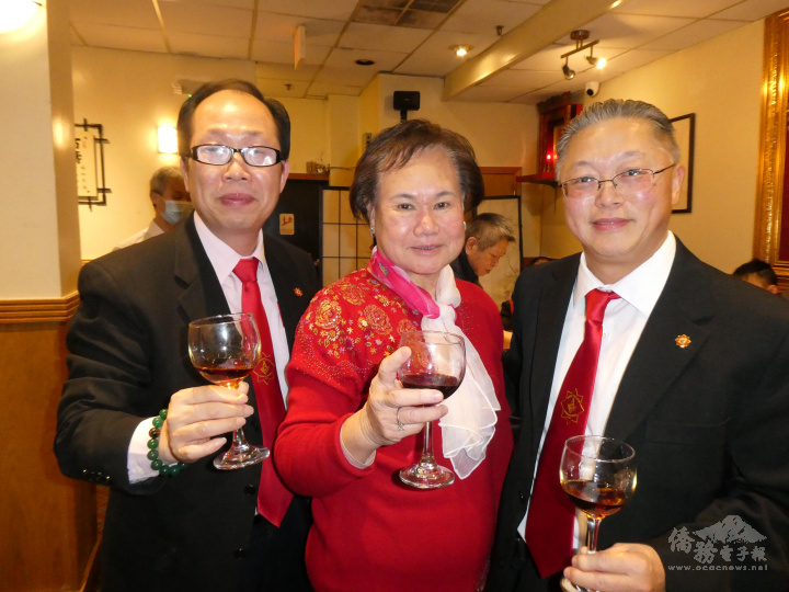 余麗媖(中)當選為美國洪門致公堂歷年來的首名女總理，與波士頓洪門致公堂2名新屆主席湯偉立(右)，梅少華(左)。(周菊子攝)