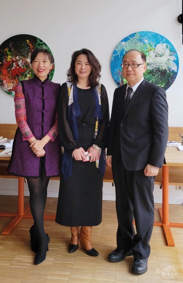 左起：奧奇九藝術的劉慧姣 中：荷蘭臺商會會長林婉叡  右：駐荷蘭代表處副參事林科揚