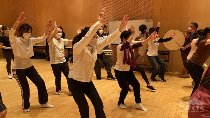 朱雀連教導臺灣連阿波舞