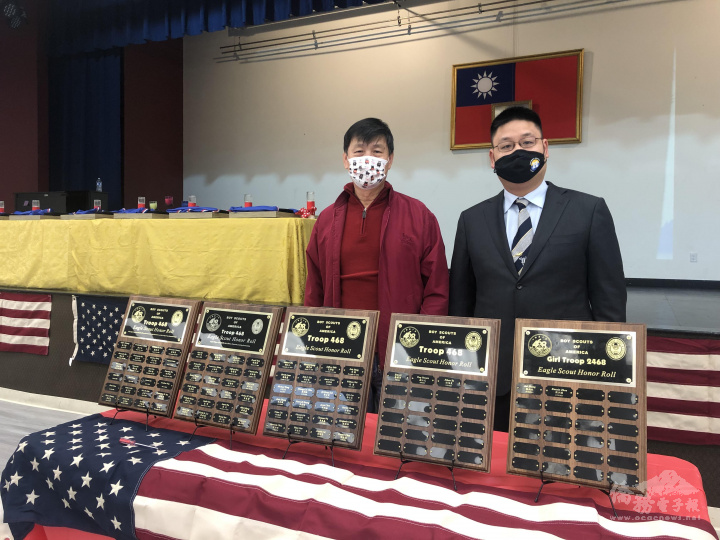 童軍468團第一位取得鷹級童軍的黃至傑(右)共襄盛舉參加2021年鷹級晉陞典禮 。