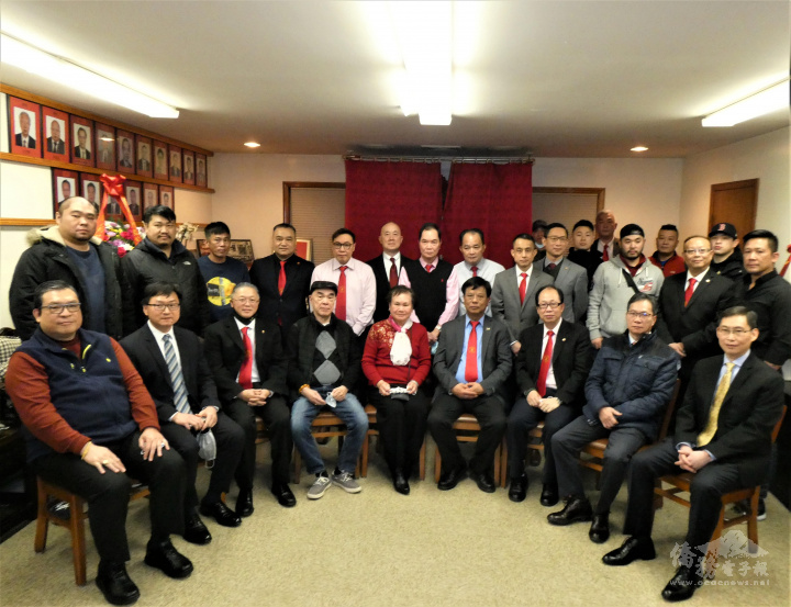 波士頓洪門致公堂新屆職員與嘉賓合影。前排左起，全美安良工商會總理陳仕維，波士頓文教中心主任潘昭榮，波士頓洪門致公堂主席湯偉立，美國洪門致公堂元老伍伯和，總理余麗媖，監堂阮振強，波士頓洪門致公堂主席梅少華，候任紐英崙中華公所主席雷國輝，駐波士頓辦事處處長孫儉元。(周菊子攝)