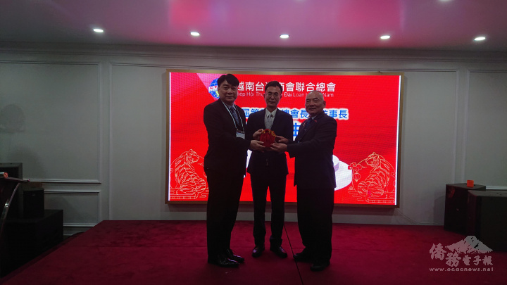 新舊任總會長交接(由左至右：新任總會長簡智明、曾顯照組長、滿任總會長高國華)