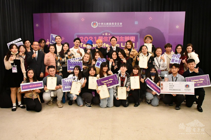 入圍決賽僑生及評審合影