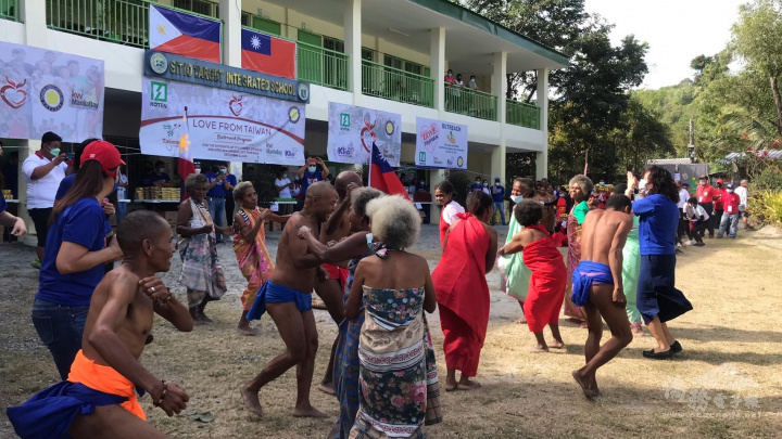 村民表演艾沓族舞蹈，歡迎貴賓及感謝來自臺灣的愛心