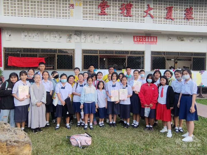 2020年，印智小師父參與由泰國華僑協會與清萊教師共同合作，與僑委會所指導的「泰北地區正體漢字文化節藝文競賽」，於建華高中的合影