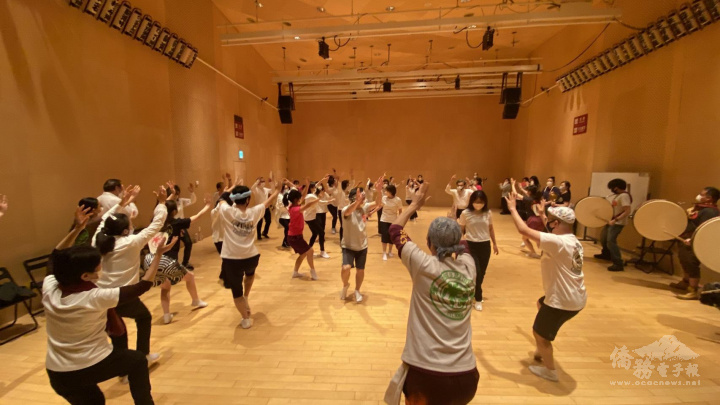 練習尾聲大家圍在跳阿波舞