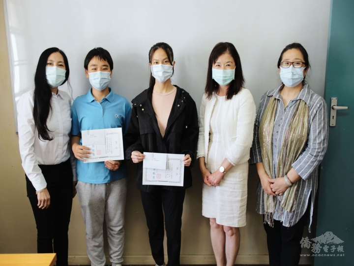 五年級(右3梁泳怡，右4王馥銘，左1老師劉玫蒨)