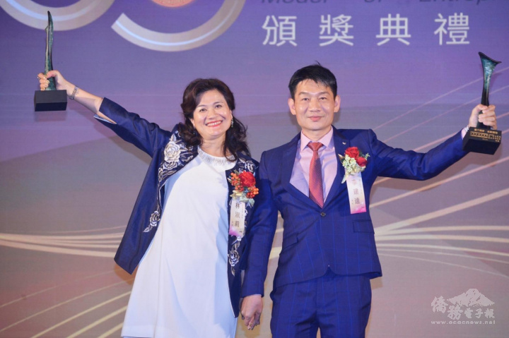 海外華人第30屆創業楷模得獎人林淑莉(左)與夫婿李建達(右)相扶獎得獎人