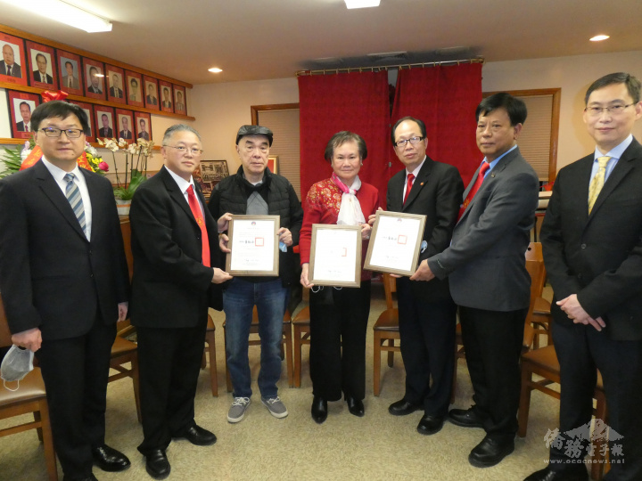 駐波士頓辦事處處長孫儉元(右一)，波士頓文教中心主任潘昭榮(左一)送上賀狀給洪門新任總理余麗媖(中)，以及2名新屆主席湯偉立(左二)，梅少華(右三)，元老伍伯和(左三)，監堂阮振強(右二)。(周菊子攝)