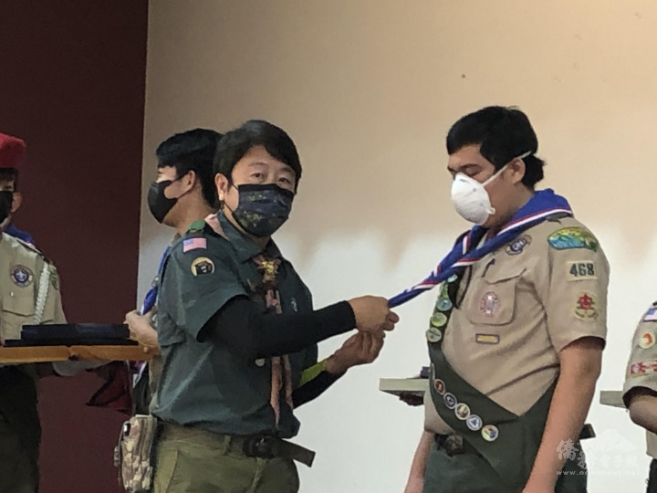 美華童軍團主席林哲弘親自為童軍掛上鷹級領巾。