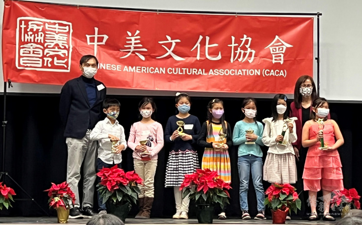 中美文化協會五校校際演講比賽頒獎典禮，邀請新澤西中校協會會長戴松昌（左一）頒獎。（孫影真攝影）