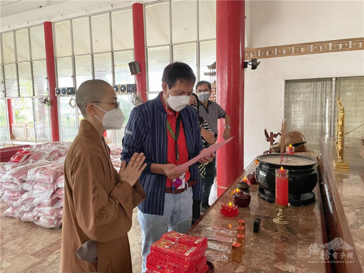 市長拉瑪與妙淨法師恭讀星雲大師的「雷伊」風災祈願文