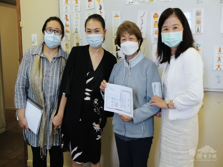 會話班(右2學員鍾仕芳，右3老師黃曉玲)