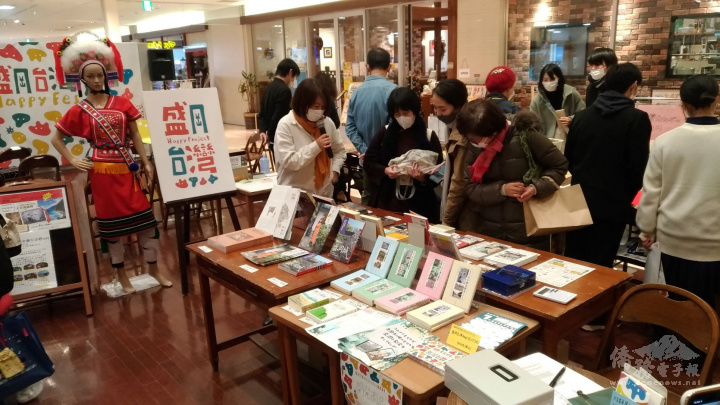 藉由書籍展示，以文化方面了解臺灣