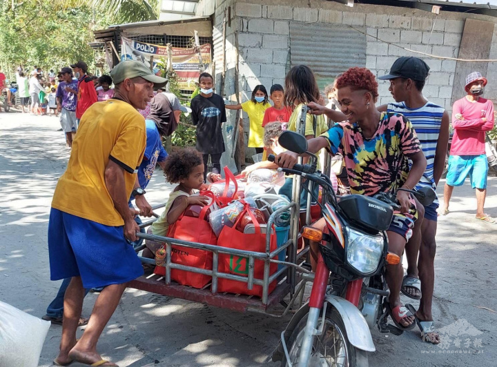 領完物資的村民開開心心的離開，並且感謝來自臺灣的愛心