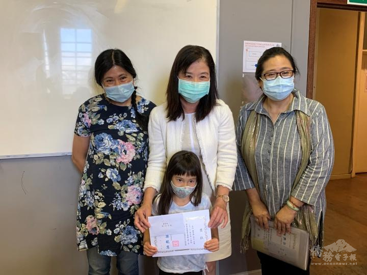 發音班(前排中:方惠，後排右至左:校長孫曉慧、僑務秘書李綺霞、老師陳怡秀)