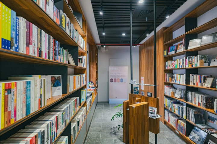 新竹市政府攜手在地藝文團體鴻梅文創，將新竹市影像博物館服務全面升級，串聯策展、觀影、選書、飲食等服務。（新竹市政府提供）