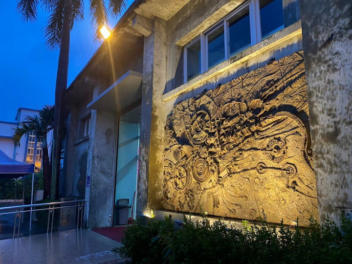 藝術家涂維政打造作品「打狗港遺跡化石」，就位在高雄港棧9-2國際郵輪旅運中心外牆，是運用台灣港務公司所提供的高雄港歷史文物，經壓印、翻模製成如化石般的神祕生物。（杜象藝術提供）