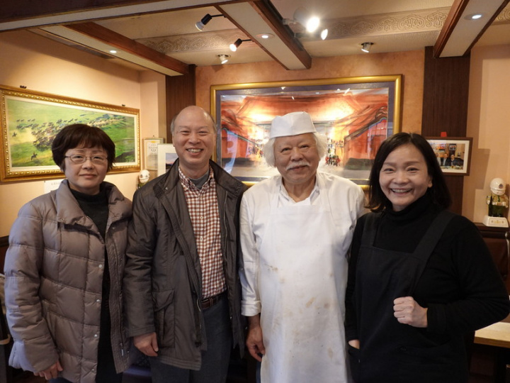 赴日打拚50年的劉俊茂（右2）1月31日要將在東京經營19年的台灣料理店結束營業，許多台僑攜家帶眷來品嚐家鄉味，並向劉俊茂道聲「謝謝，辛苦了」。