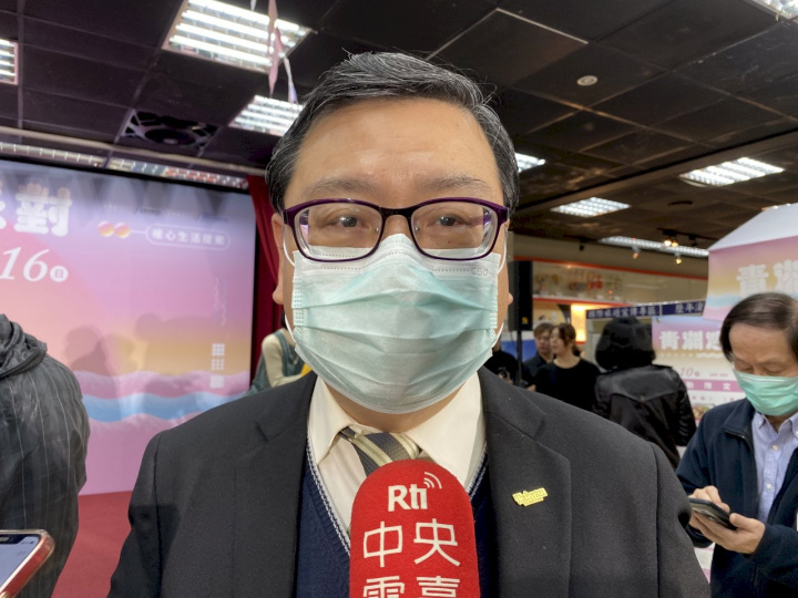 觀光局長張錫聰4日針對防疫旅館頻頻出現破口，要求地方政府督導業者配合指揮中心修正的防疫SOP來執行。