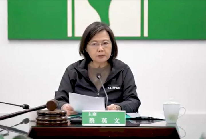 兼任民進黨主席的蔡英文總統在中常會上裁示，民進黨公職及擬參選人禁止跑攤，共同守好社區防線這一關。