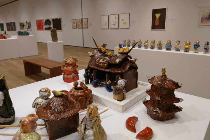 「信楽吹來的風展 台灣X日本交流10週年展」16日起在台南市美術館1館登場，展品涵蓋繪畫、陶藝、複合媒材等，呈現台、日多名藝術家共105件精彩作品。
