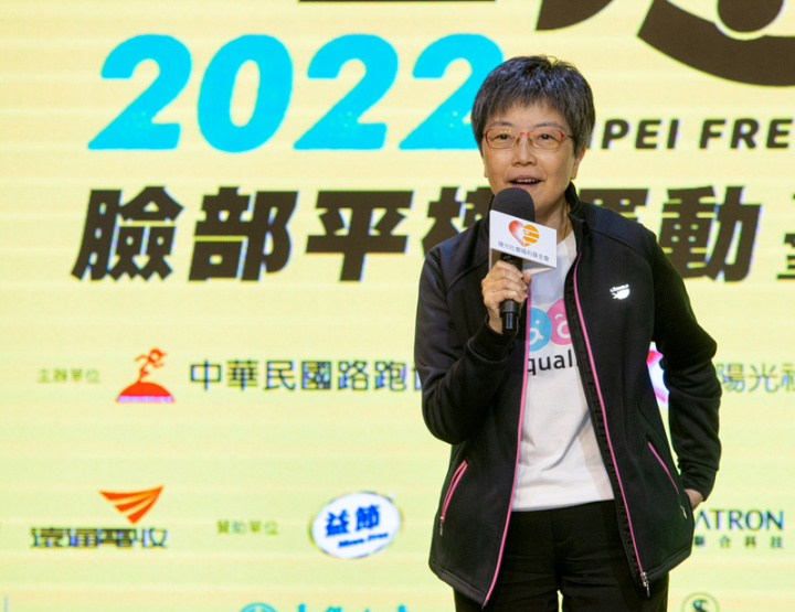 中華民國路跑協會攜手陽光社會福利基金會舉辦「2022臉部平權運動台北國道馬拉松」活動，6日舉行記者會，陽光基金會執行長舒靜嫻（圖）號召民眾響應支持臉部平權，踴躍報名路跑活動。