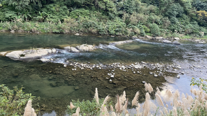 新北市坪林區北勢溪蜿蜒碧綠，附近有茶園風光，充 滿寧靜美，沿自行車道欣賞山光水色，體驗山村樸 實，是春天踏青、心靈充電的好選擇。