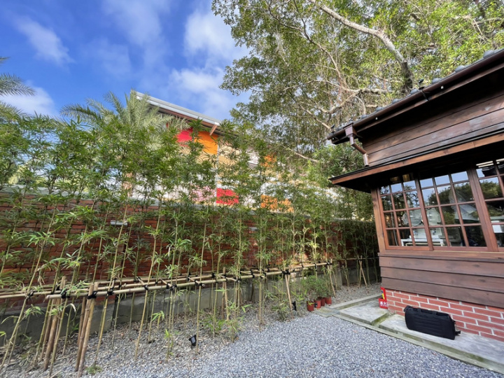 北市愛國東路3號為台北刑務所宿舍，在老房子文化運動計畫下重生為人文餐飲空間，庭院種了竹子，打造圍籬感，透過竹子間隙可隱約看見外頭的景色，正如監獄裡的人窺望天光、渴望自由的心境。