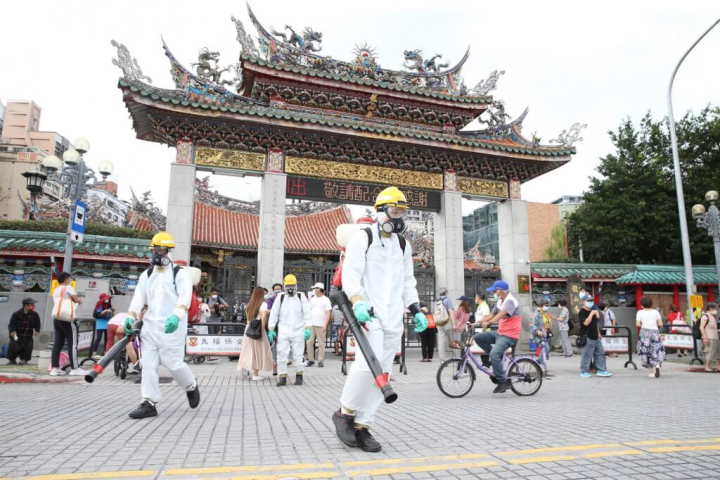 去年5月中旬本土社區流行疫情嚴峻，市府環保局人員全副武裝，針對龍山寺周邊等地區加強噴消。
