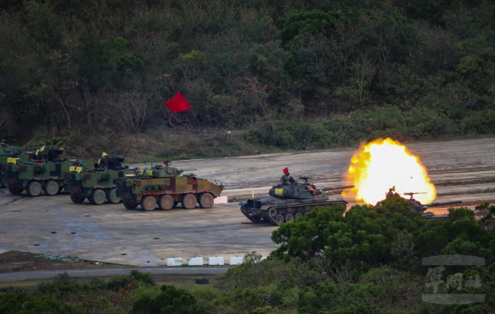 CM11戰車對目標區射擊。