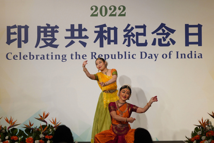 印度台北協會27日晚間在台北舉行2022印度共和國紀念日慶祝活動，由2名舞者穿上印度傳統服飾跳舞開場。