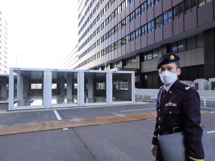 由日本政府設立、自衛隊運作的東京大型接種疫苗中心設於大手町合同廳舍3號館。24日陸續架設打疫苗相關設施。