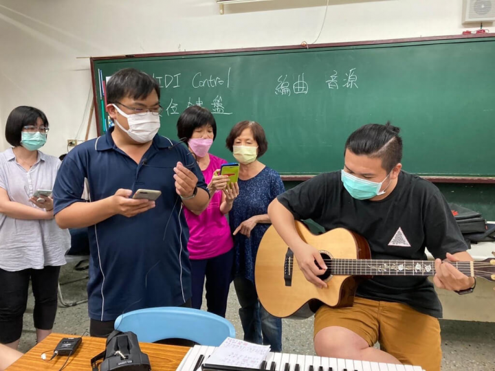 高雄鳳山社區大學從110年9月起開辦詞曲創作工作坊，同學們在老師帶領下，或獨創或合作，一共寫出4首在地歌曲，並親唱錄製，以歌聲傳唱鳳山故事。（高雄市政府提供）