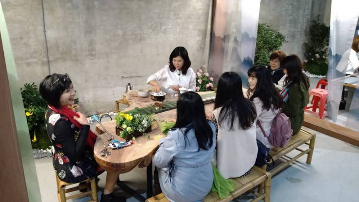 嘉義縣新住民茶藝協會成員來自中國大陸、東南亞等地，透過網路在社群媒體推廣嘉義的茶文化，獲得國外民眾熱烈迴響。圖為協會成員參與博茶會活動，設置室內茶席邀請民眾品茶。