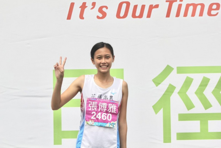 田徑小將張博雅總是掛著招牌笑容，儘管小時候家庭經濟狀況辛苦，卻未阻礙她大步前進，早熟的她不僅希望父母不要為自己擔心，還要替父母一圓田徑夢。（張博雅提供）