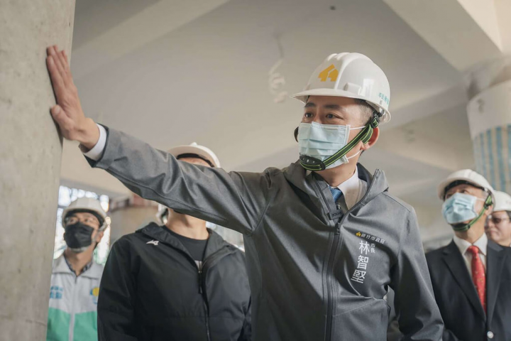 新竹市政府因球場腹地過小及設施老舊等問題，新竹市長林智堅（前）上任後積極爭取拆除重建，終於在2019年動工，預計2022年完工。（新竹市政府提供）