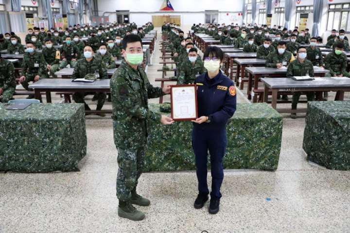 陸軍裝甲586旅感謝臺中大甲分局吳分隊長蒞部實施「行車安全暨軍紀安全宣教」。（陸軍第10軍團提供）