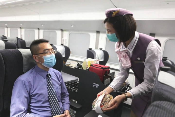 台鐵EMU3000列車「騰雲座艙」商務車廂提供免費餐點服務，台鐵統計訂票旅客選擇餐點排名，其中限定的台鐵便當是冠軍。（台鐵提供）