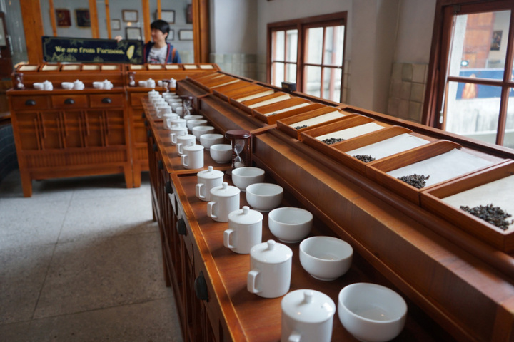 客語時代劇「茶金」劇中多處主要場景都在花蓮文創 園區24棟拍攝，劇組保留場景、服裝及道具舉辦茶金 戲劇經典場景特展，其中費時1個多月搭建的「日光 審茶室」人氣最旺；特展展期原訂至2021年底，經公 視向文化部爭取，確定將延後展出至2月27日。