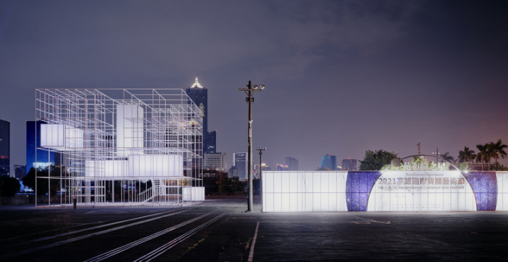 「高雄國際貨櫃藝術節－范布倫之星」參展作品「謐靜立方The Cube」近日在高雄蓬萊商港亮相，近4層樓高的巨型半透明立方體，如貨櫃漂浮在海上。（Studio Millspace提供）