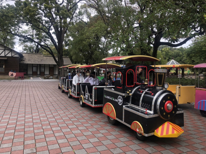 台中市后里馬場重新開園，推出「2022魔幻藝術嘉年華」活動，場區內可體驗搭乘小火車。
