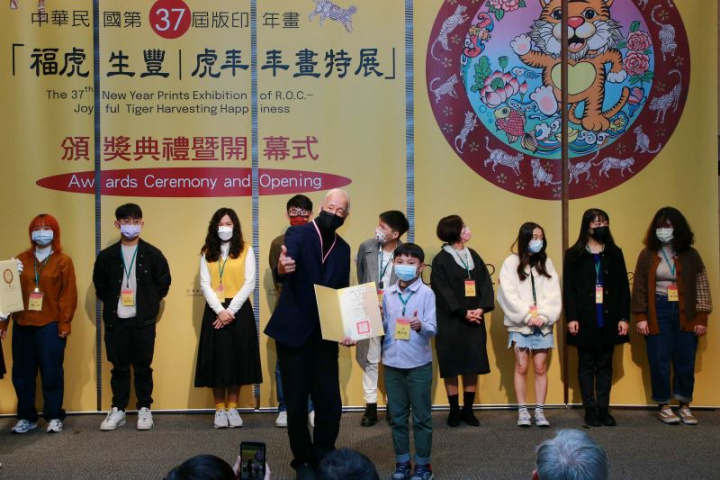 今年年紀最小的得獎者是10歲的姚彥寬(右)，從委託創作藝術家江賢二(左)手中接過入選獎狀，象徵藝術文化的傳承
